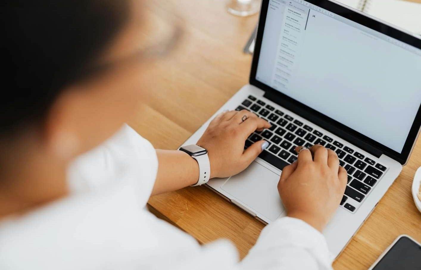 email-marketing-n'est-pas-mort-obtenir-des-clients-par-des-newsletters-automations-laptop
